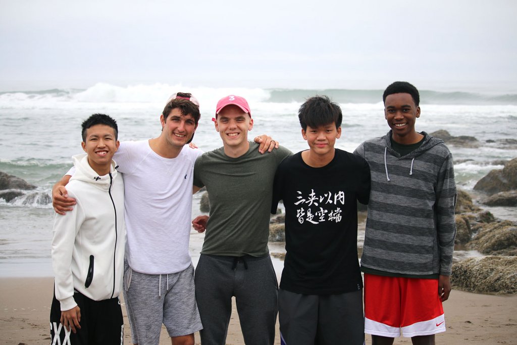 Shaffer Dorm student leaders with mentors at Oregon coast